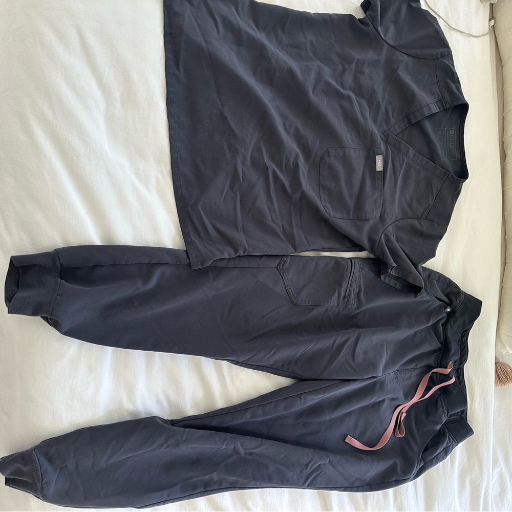 Figs Women’s Charcoal Jogger Pants and Top
